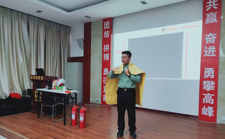 宋智成教官演示當發(fā)生火災時如何自救