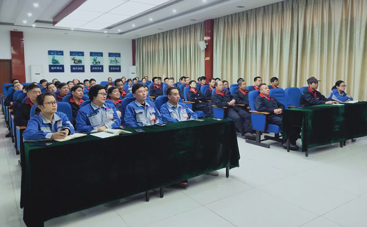 公司員工認真聽講，并與教官進行現(xiàn)場互動