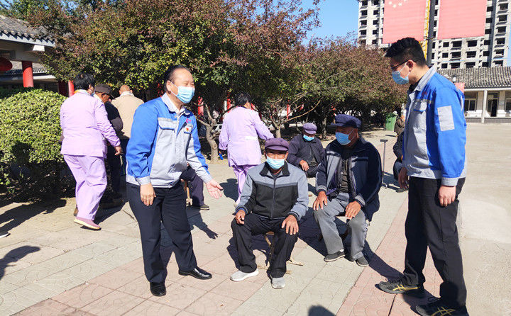 步入深秋，叮囑老人要注意保暖