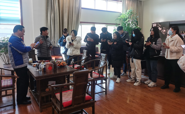 領(lǐng)導(dǎo)班子一行詢問員工過年情況 領(lǐng)導(dǎo)班子一行詢問員工過年情況