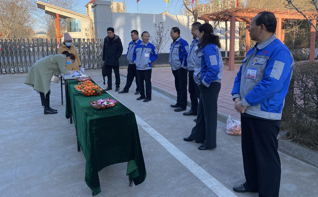 領(lǐng)導(dǎo)班子迎接員工進(jìn)廠 領(lǐng)導(dǎo)班子迎接員工進(jìn)廠