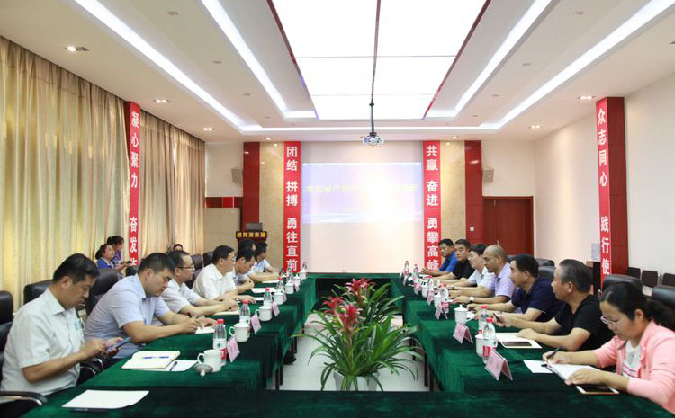 領(lǐng)導(dǎo)一行展開深入會(huì)議交流