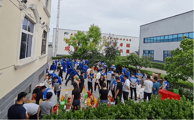 發(fā)福利現(xiàn)場氣氛熱烈 發(fā)福利現(xiàn)場氣氛熱烈